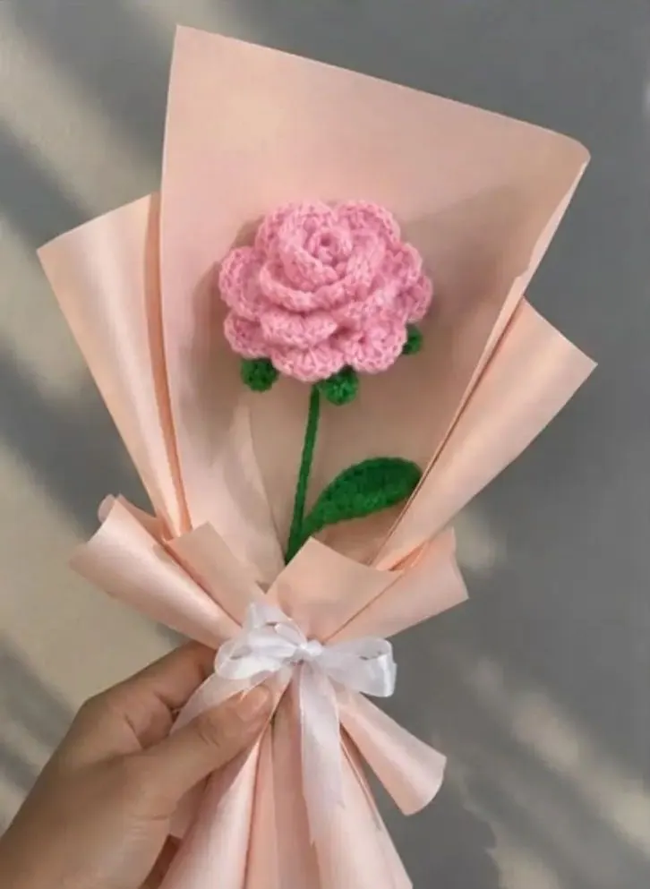 Pink crochet rose bouquet held in a hand